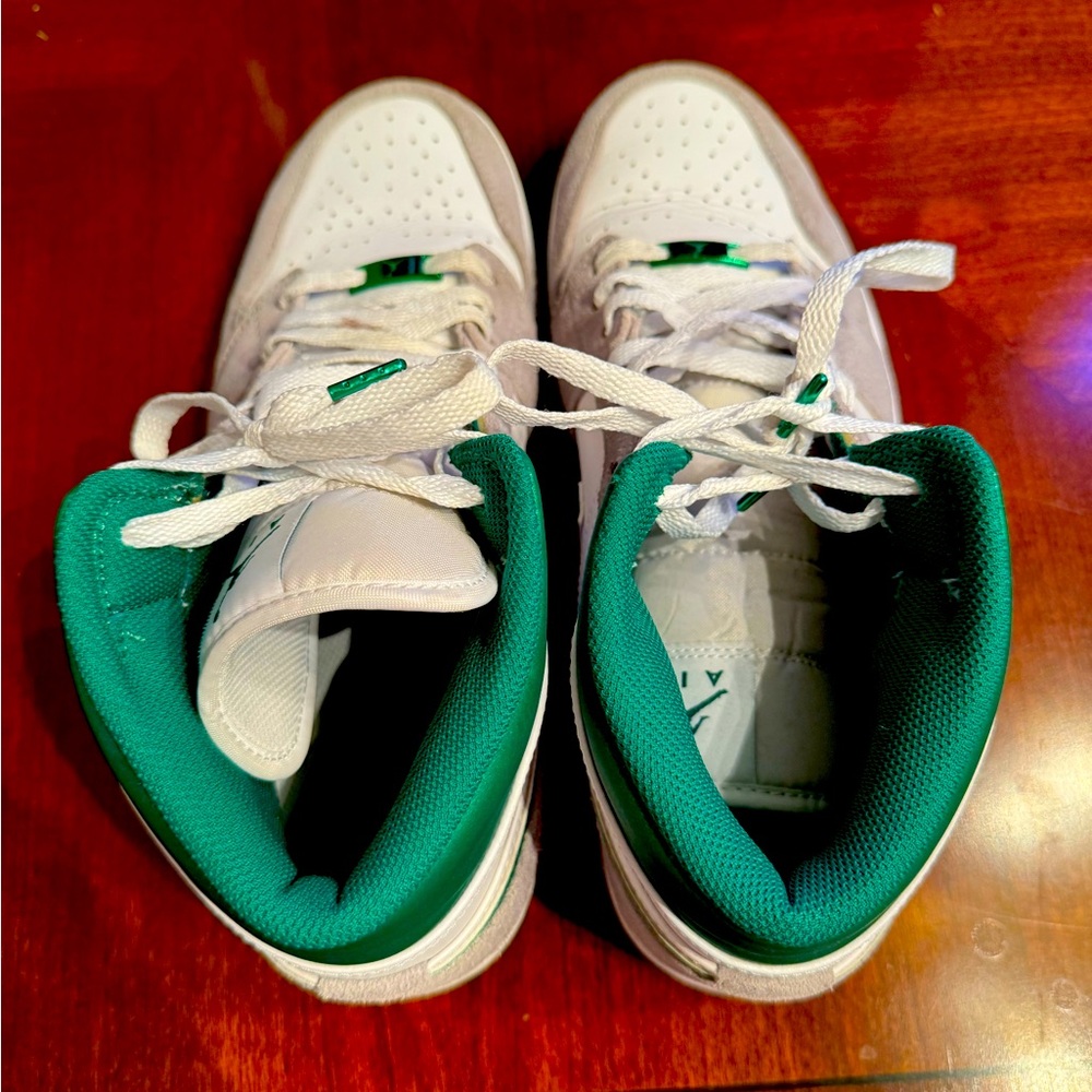 Men’s Nike green & white Jordans 
Size: 10.5